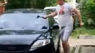 Мъж изпочупи кола с чук и удари две жени заради паркиране ВИДЕО 18+