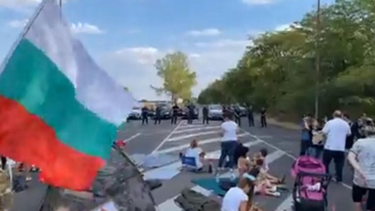 "Отровното трио" зове към бунт на блокадата в Стара Загора ВИДЕО