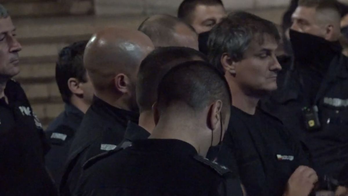 ВИДЕО: Опасен опит да се окървави протеста, игра на нерви пред Ректората СНИМКИ 