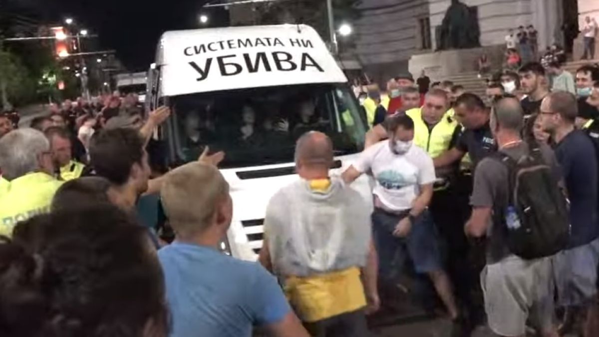 Драмата с блокирания протестърски бус продължава