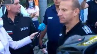 Напрежението пред СУ ескалира! Протестиращите не пускат полицията да... СНИМКИ