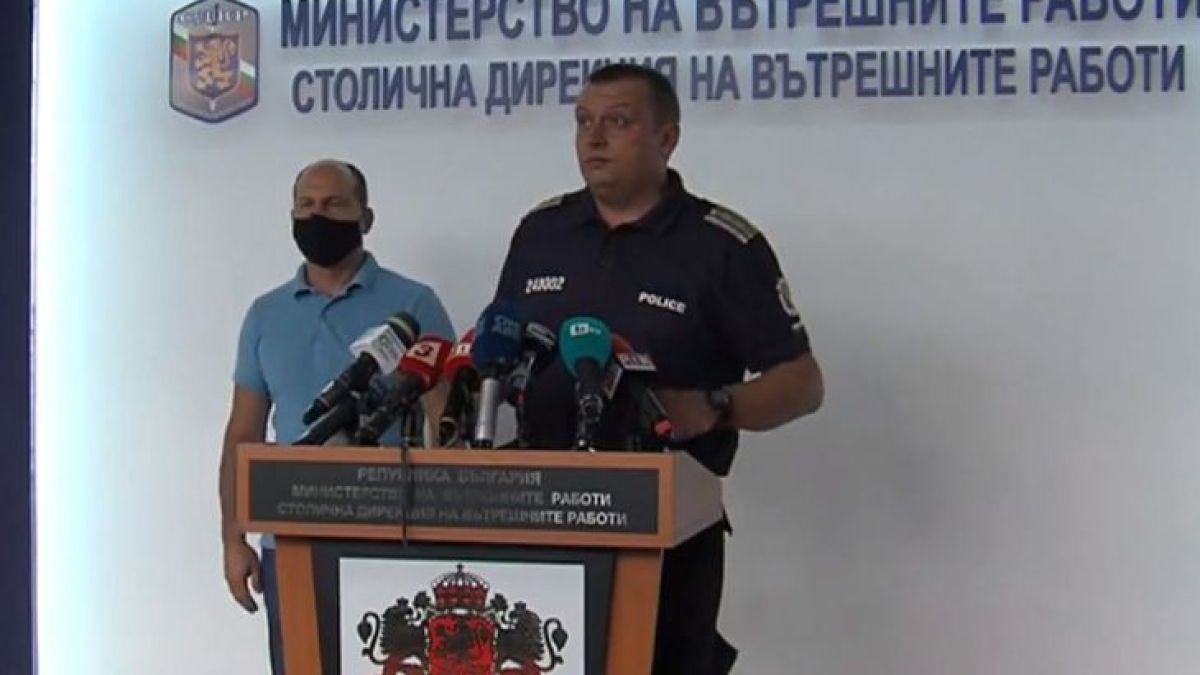 СДВР с извънредни новини за блокирания бус на протестиращи пред Ректората в София НА ЖИВО