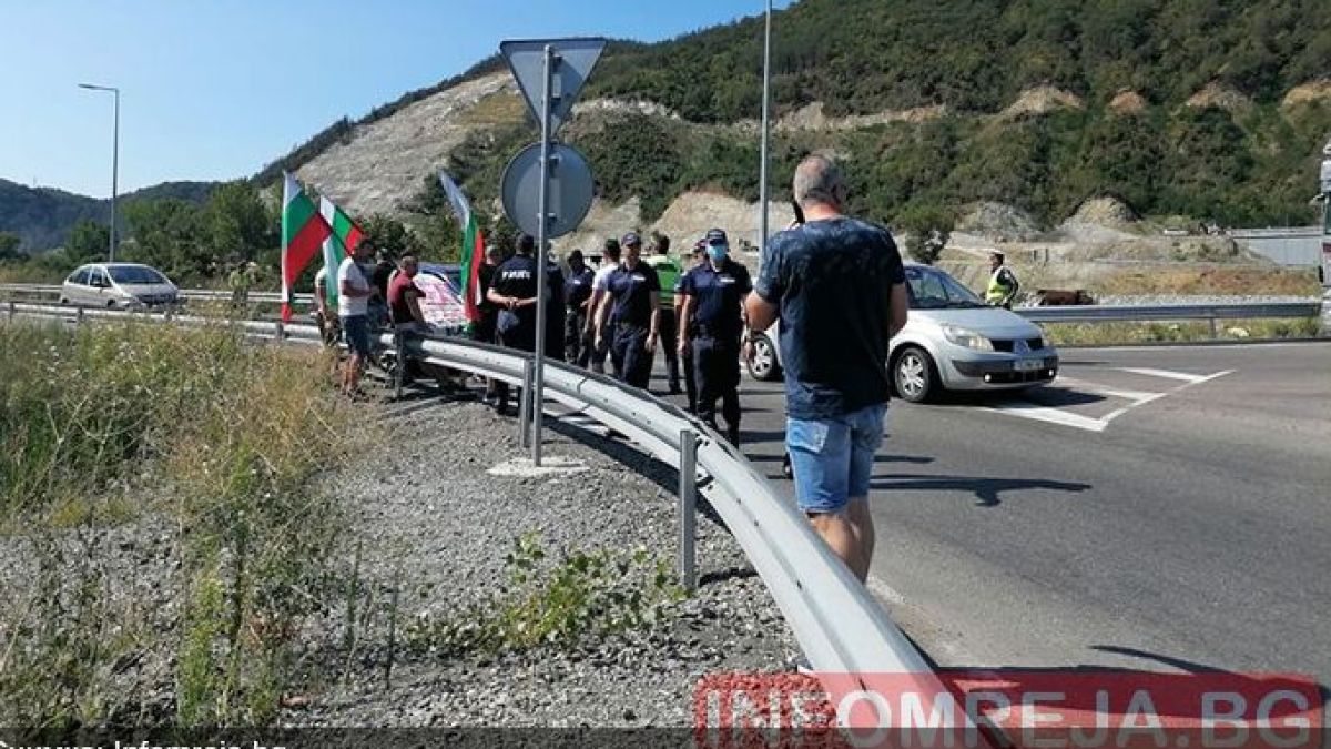 Ето как полицията не допусна блокада на Е-79 от протестиращи край Благоевград СНИМКИ