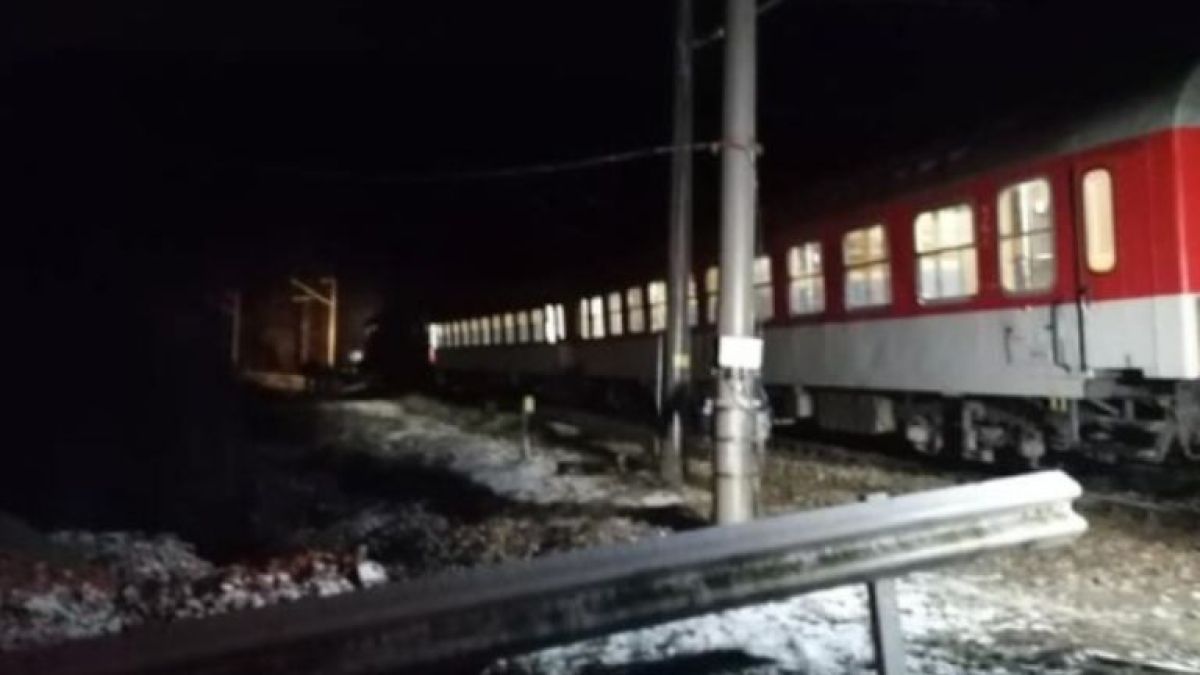Тежък инцидент: Влак блъсна кола с мъж и жена край Разград