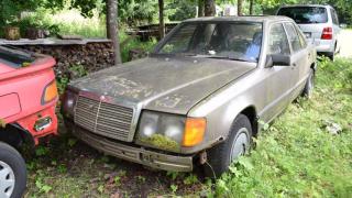 Ще запали ли покрит с мъх Mercedes-Benz W124, оставен да гние 16 години ВИДЕО