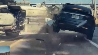 Издържа ли Тесла на удари отстрани при жестоки катастрофи? ВИДЕО 