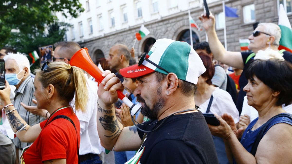 Блогърка изригна срещу протестиращите: Държавата гори, а вие...