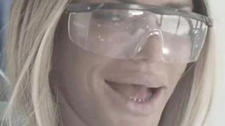 Моделка показа зъбите си и ужаси мрежата ВИДЕО 