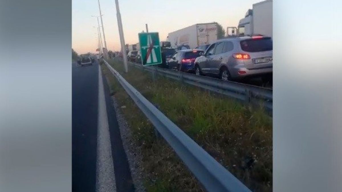 Шепа протестиращи от "Възраждане" блокираха пътя за "Капитан Андреево" ВИДЕО