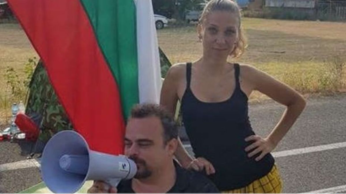 Общинарка протестърка от "Възраждане" се гаври с полицай: Ма к‘во го гледаш тоя к*пут! ВИДЕО