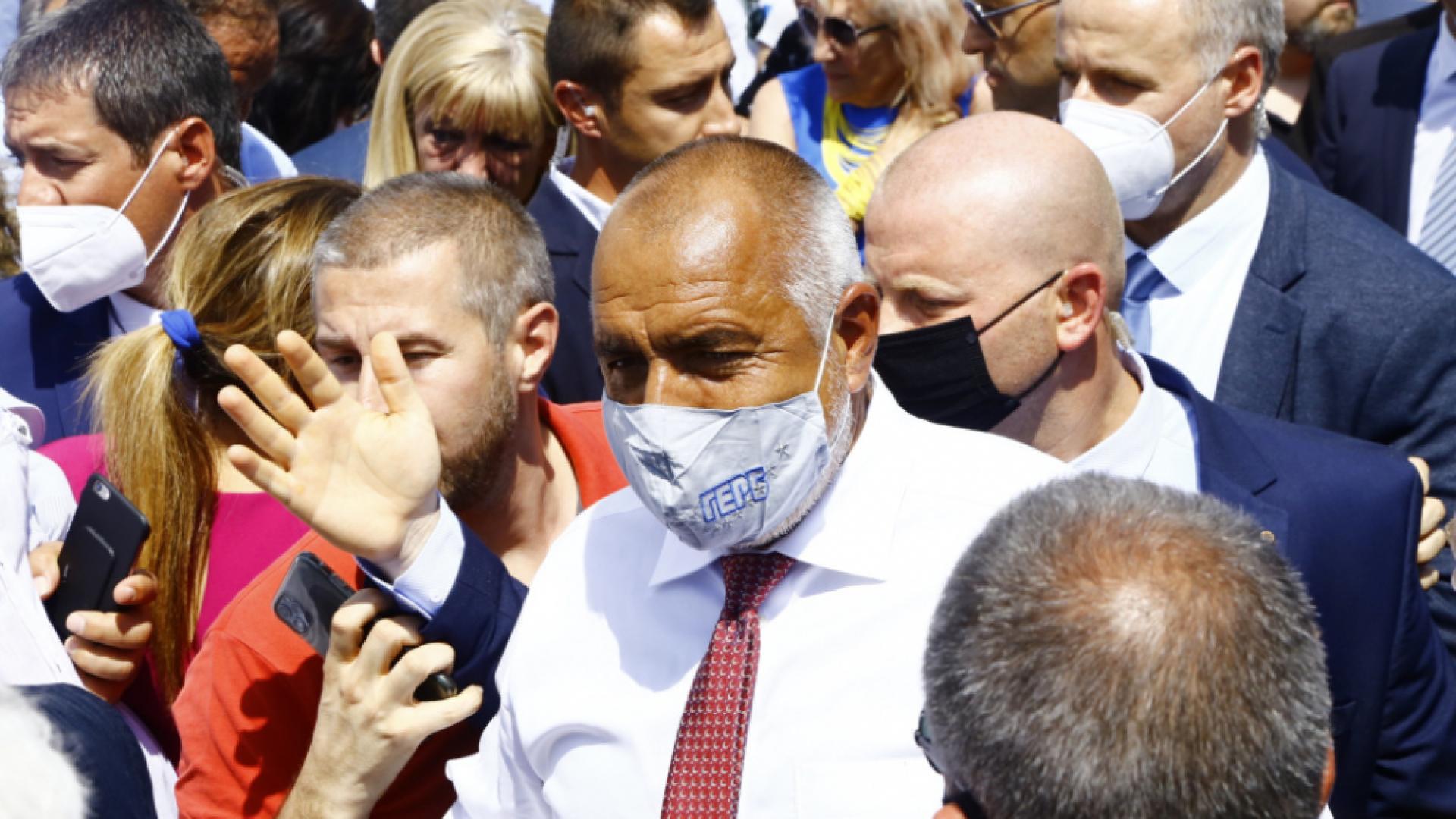 Страсти след сбирката на ГЕРБ! Премиерът си прави селфита, а протестиращи се мъчат да... СНИМКИ