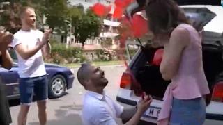 Влюбеният, предложил на приятелката си брак след екшън с бухалки, се оказа... 