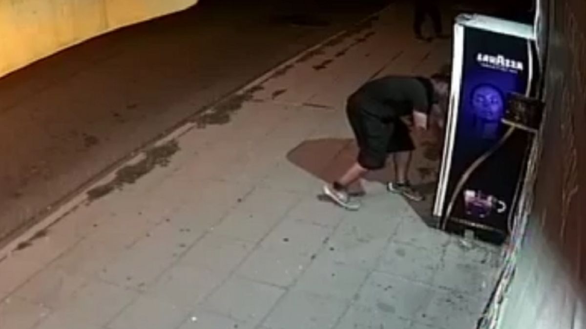 Виждали ли сте този мъж? Изключително нагъл крадец е 