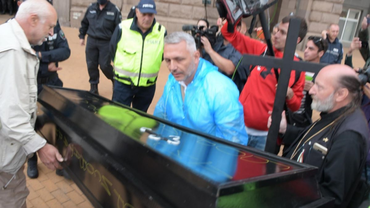 Това е краят! Отровното трио донесе ковчег, с послание към Борисов! СНИМКИ