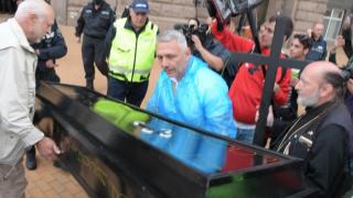 Това е краят! Отровното трио донесе ковчег, с послание към Борисов! СНИМКИ