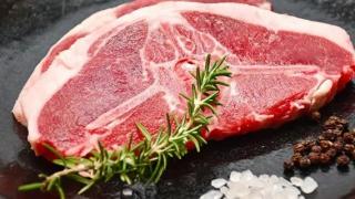 Парче месо „оживя“ на дъската за рязане и шокира мрежата ВИДЕО