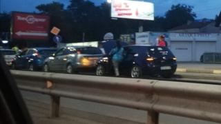 Сигнал до БЛИЦ: Верижно меле на столичното "Ломско шосе" СНИМКИ