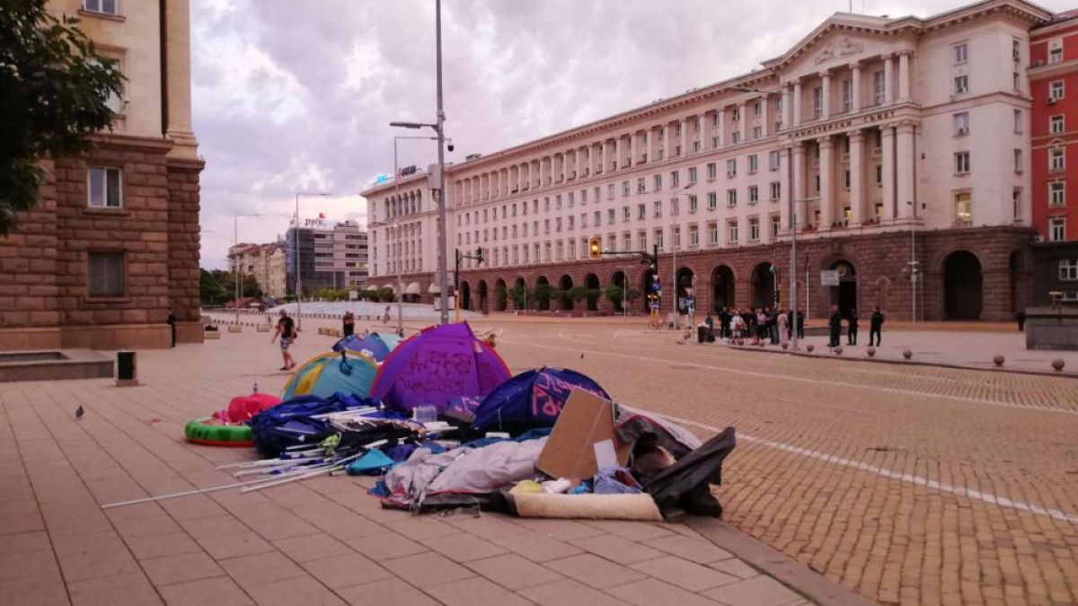 Полицията е премахнала блокадите на протестиращите в цялата страна, има задържани