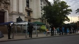Тъмни интереси: Хора от ъндърграунда застанаха до президента и викат "Мутри, вън"