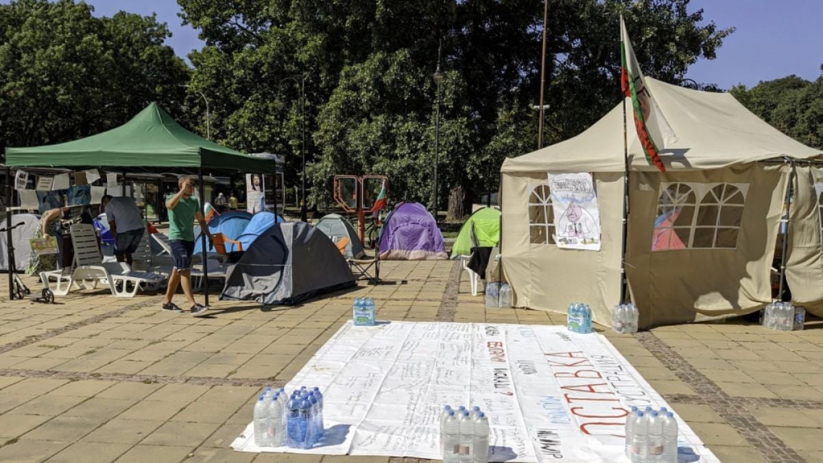 Полицията арестува двама при разтурването на бивака на протестърите във Варна СНИМКИ