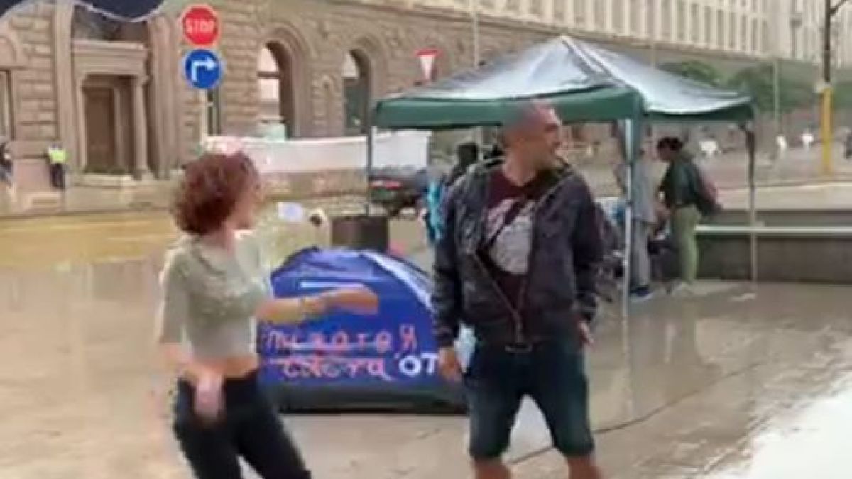 Шокиращи СНИМКИ разкриха що за луд купон си спрягат протестиращите!