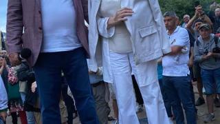 "Битата" и "паднала сама по стълбите" Ренета Инджова се появи на протеста и... СНИМКИ
