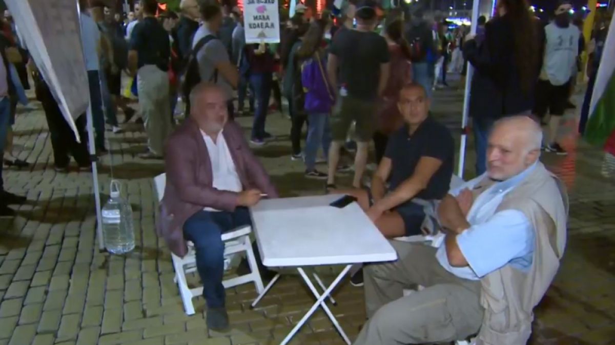 "Отровното трио" вече се гаври с протеста! Пушат гаменски и плющят карти пред МС, докато... СНИМКИ
