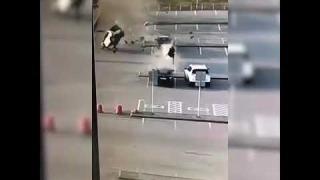 Зрелищни ВИДЕА: Кола стана на парчета след страшен лупинг