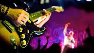 Шок! Метъл банда се нашмърка със сол на летище София 