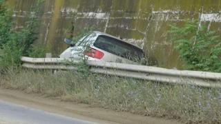 Кола се заклещи между мантинелата и стена след невиждана среднощна каскада СНИМКИ