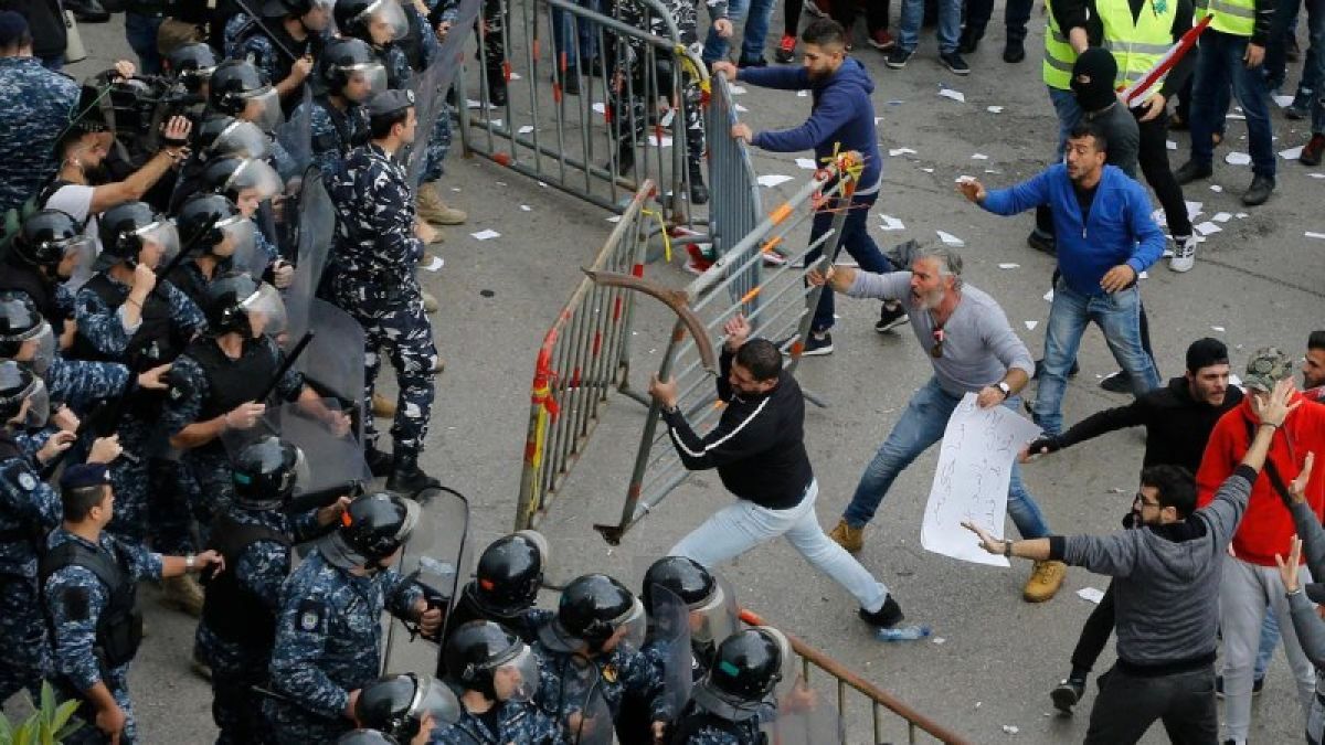 Безредиците в Бейрут ескалират, протестиращите щурмуват парламента 