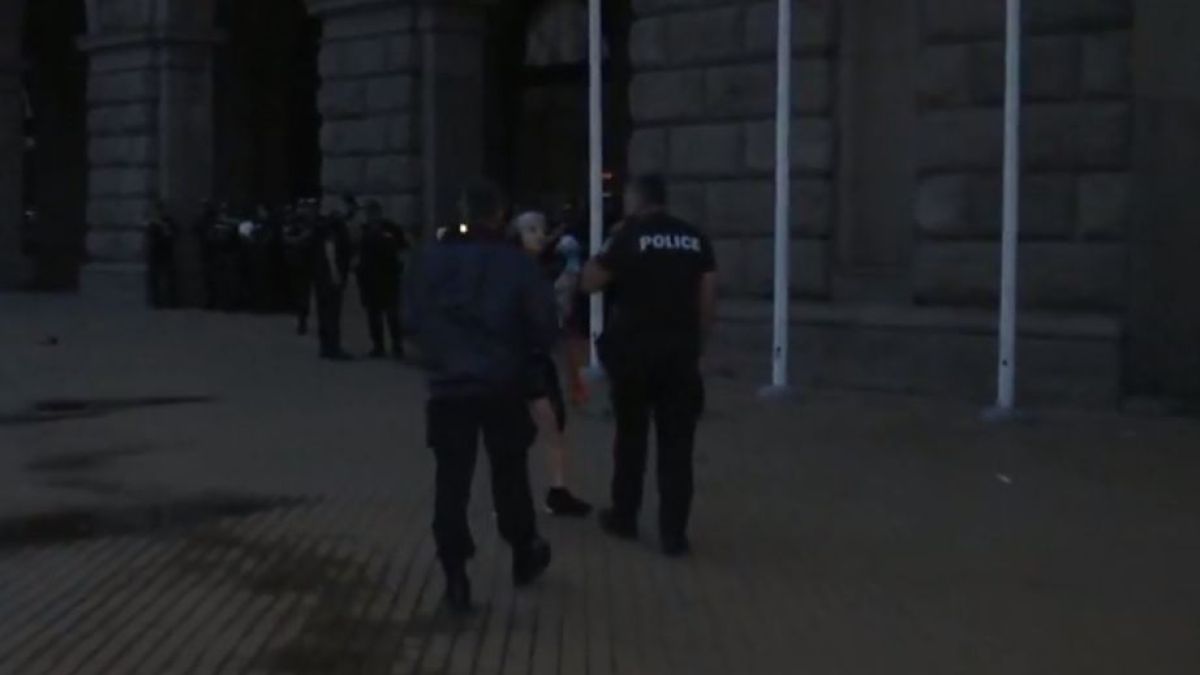 Бурята отвя палатките, блокирали София! Протестърка шокира с безумно грозна постъпка СНИМКИ