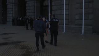 Бурята отвя палатките, блокирали София! Протестърка шокира с безумно грозна постъпка СНИМКИ