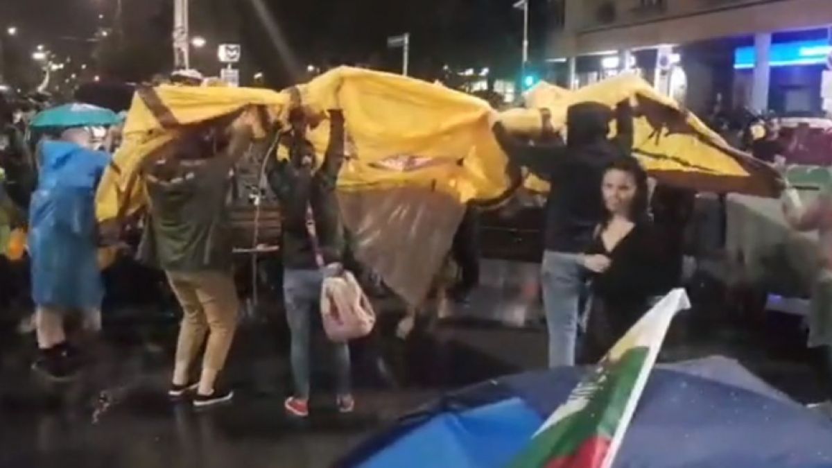 Протестърите нямат спирка! Хвърлят се бомби, опънаха още… СНИМКИ