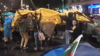 Протестърите нямат спирка! Хвърлят се бомби, опънаха още… СНИМКИ
