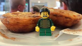 Студентка обикаля света с фигурка LEGO, причината е смайваща СНИМКИ 