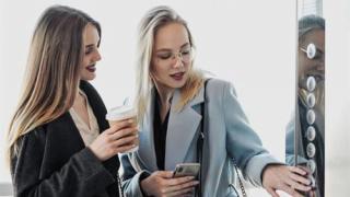 Виц за две блондинки в асансьор взриви мрежата 