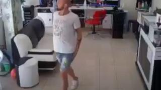 Наглост: Фризьор краде от чантата на клиентка в салон в Несебър ВИДЕО 