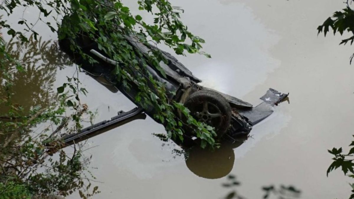 Зловещ инцидент с немски автомобил край Кресна, търсят починали под водата СНИМКИ