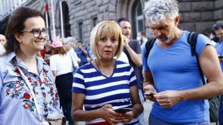 Разкол между протестиращите - скочиха на Манолова и Иванов ВИДЕО