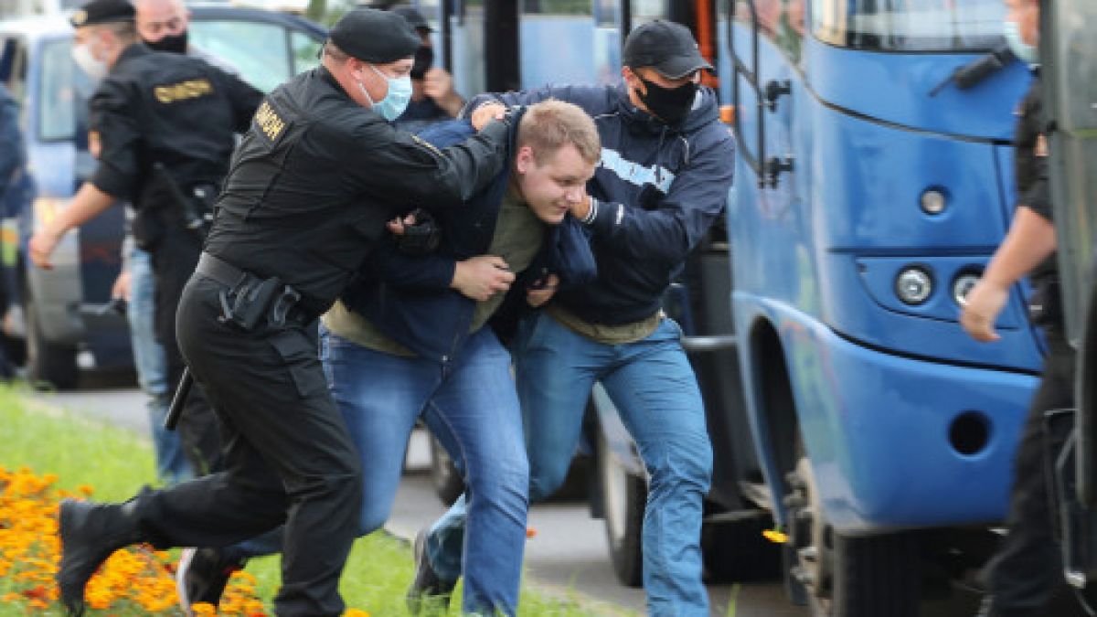 Сблъсъци между протестиращи и полиция в Беларус след изборите ВИДЕО