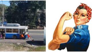 Силни и независими: Момичета избутаха тролейбус, за да тръгне отново ВИДЕО