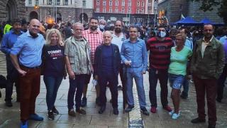 Три воюващи лагера се хванаха за гушите на барикадите