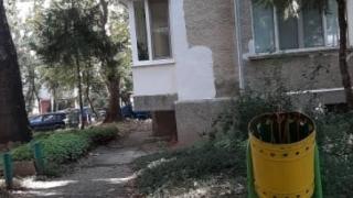 Дърт перверзник вее члена си пред деца във Враца, майки го снимаха ВИДЕО 18+