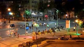 Див скандал между протестиращи във Варна, едва не се сбиха заради... ВИДЕО