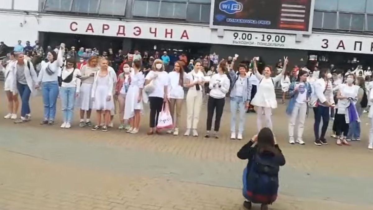 Жени в бяло направиха невероятно протестно зрелище в Беларус ВИДЕО 