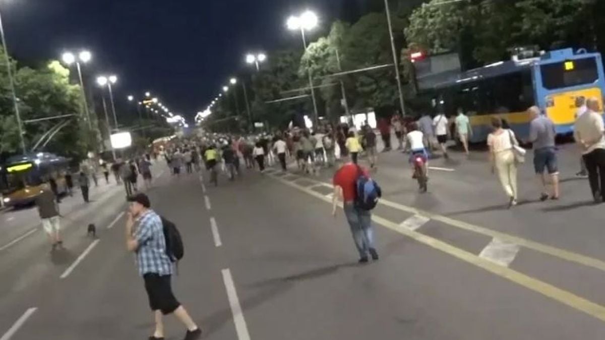 Разкриха разликата между платените протести сега и истинските през 2013 г. СНИМКИ