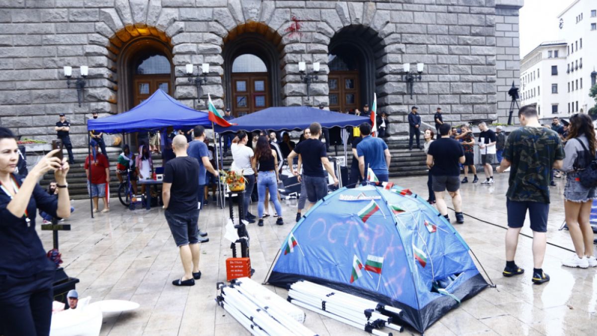 Огнян Минчев за протестите: Мутри вън - хубаво, ама всички ли? Или едни вън, а други вътре?