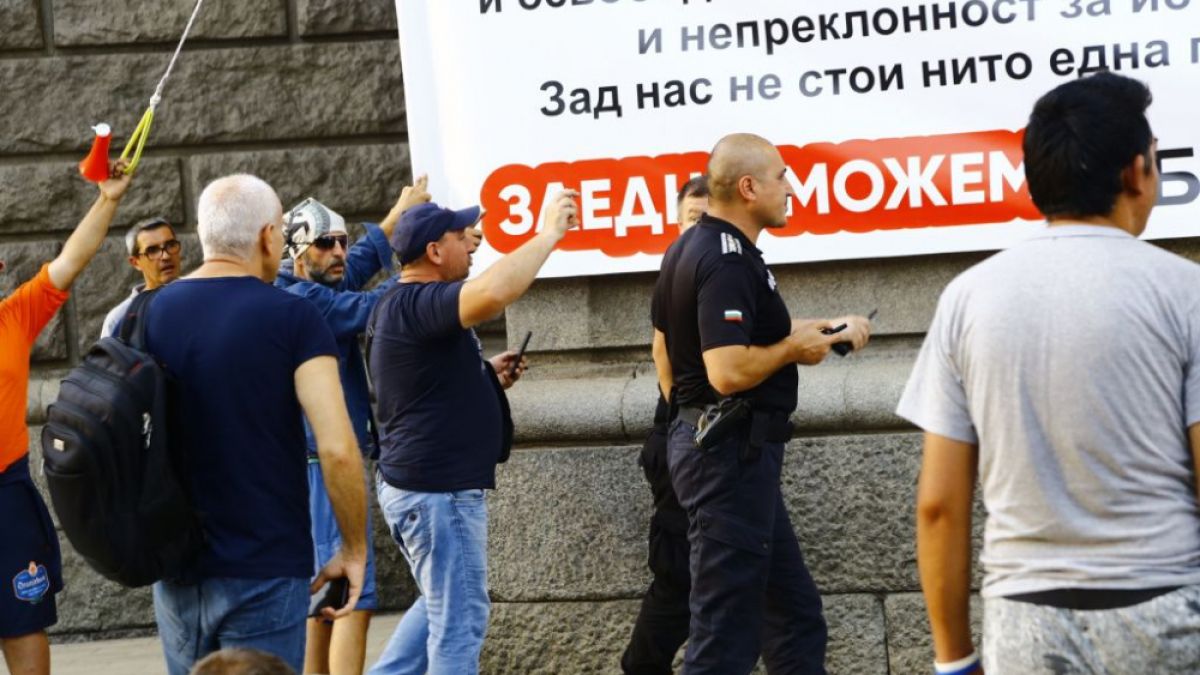 Протестиращите с нов опит за провокация, но не им мина номерът СНИМКИ
