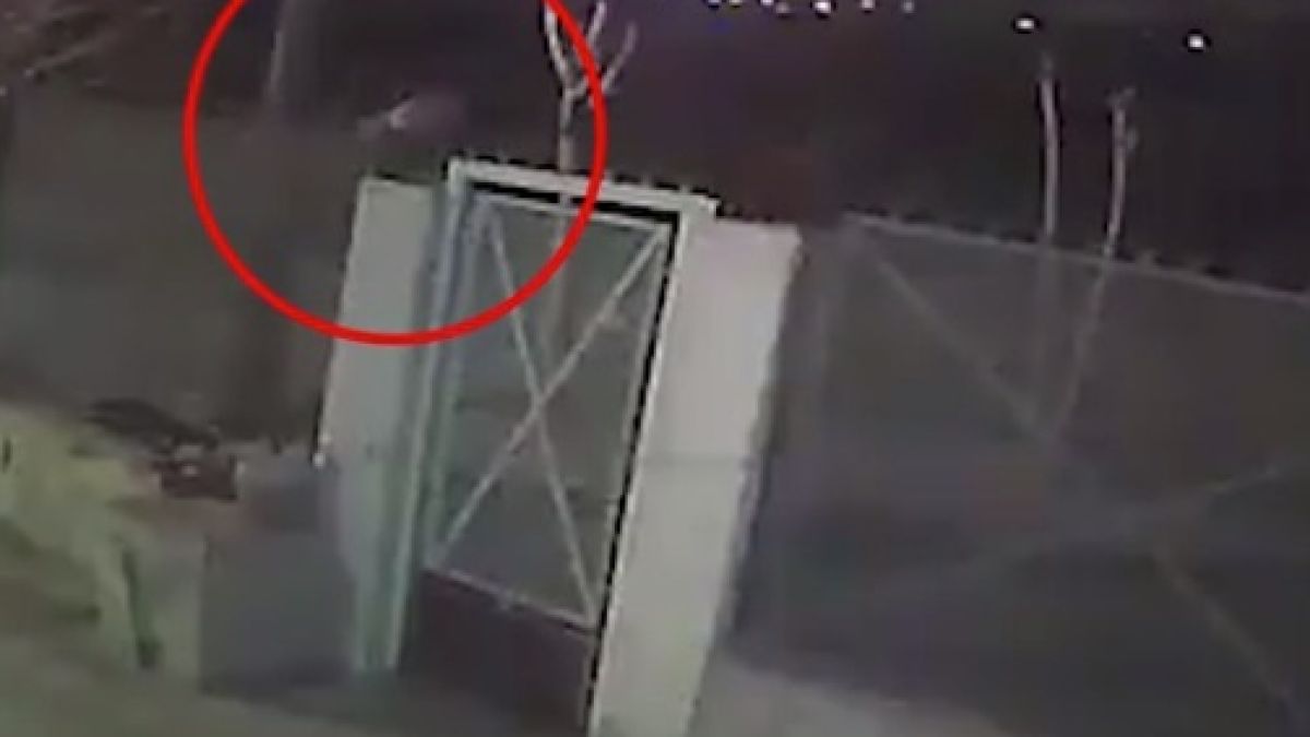 Зловещо ВИДЕО! Мъж хвърля чувал с трупа на приятелката си в канавка 